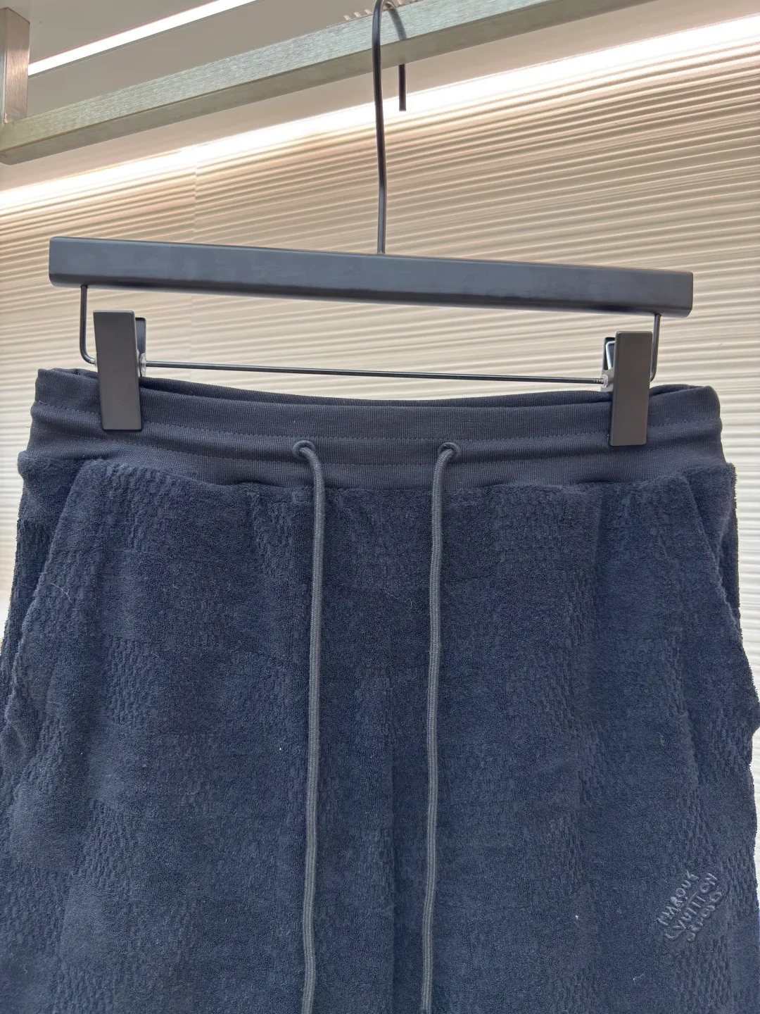 LOUIS VUITTON checkerboard cotton terry embroidered shorts ●Authentic product: 8700 purchase and development ●Item number: 1680612-A45 ●Material: terry fabric ●Technology: embroidery production ●Version: fitted version ●Weight: about 260 grams ●Size: uitton Deosee logo embroidered on front. The overall wiring is straight and delicate, the fabric is comfortable and soft, and the color is consistent without color difference. It can be matched with the same style to create a fashionable look and control various occasions. Customized accessories, complete with three standards, same style for men and women!